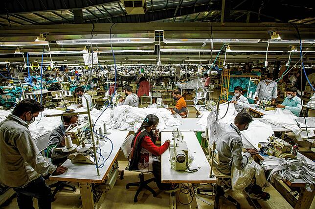Das Archivbild zeigt die Arbeit in einer Textilfabrik in Madhya Pradesh, Indien. Vier Monate vor der Bundestagswahl hat die große ...