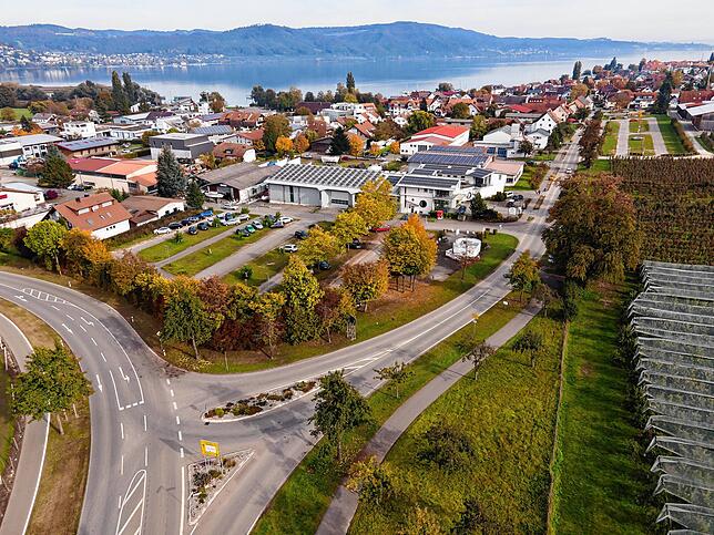Auf dem Auffangparkplatz am Ortseinang von Bodman entsteht bald ein Penny-Markt. Bild: Gerald Jarausch