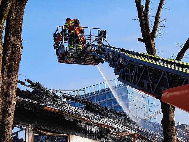 Bild 8: Die Ruine der Friedenskirche in Singen raucht noch
