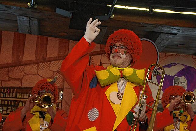 Gerd Zachenbacher leitet die Clownkapelle, die Schwung in den Saal bringt.