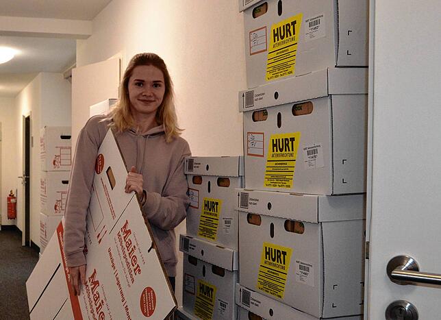 Auch Rathausmitarbeiterin Rebecca Hauch hat noch einiges in Umzugskartons zu verstauen.