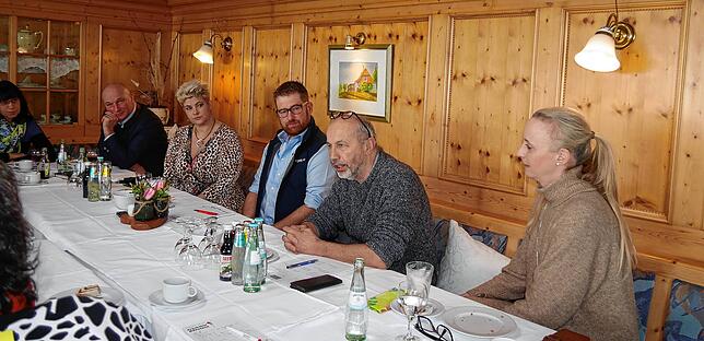 Ihnen ist die Zusammenarbeit ein großes Anliegen (von links): Andreas Deyer vom BLHV Stockach, Rosenegg-Wirtin Corina Weiermann, Stefan ...