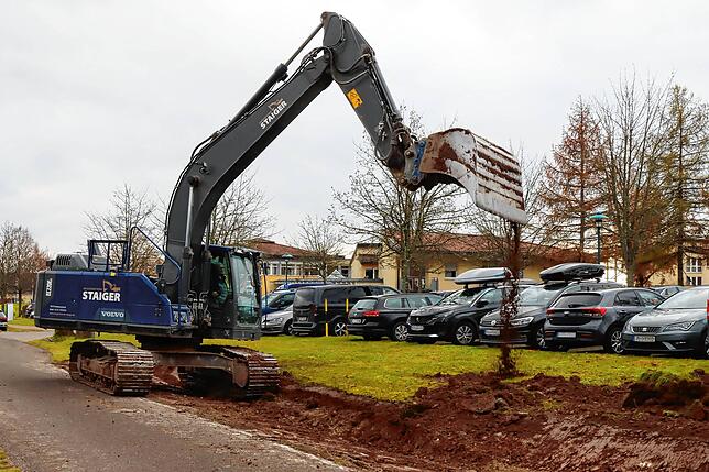 Am Parkplatz der Nachsorgeklinik Tannheim rollt bereits der Bagger. Die Arbeiten für die Erweiterung werden insgesamt rund zweieinhalb ...