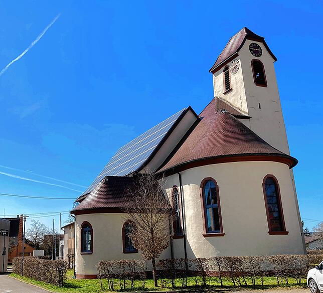 Die Kirche in Oberbaldingen mit Photovoltaikanlage.