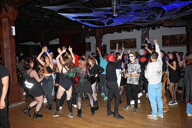 Bild 2: Schaurig-schöne Partystimmung mit Kürbis und Zombies