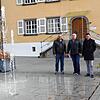Hier plätschert jetzt Wasser: Martin Bader (Geschäftsführer Firma Schellhammer), Günther Feucht (Bauamtsleiter) und Bürgermeister Holger ...