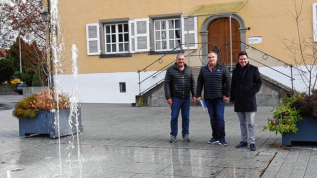 Hier plätschert jetzt Wasser: Martin Bader (Geschäftsführer Firma Schellhammer), Günther Feucht (Bauamtsleiter) und Bürgermeister Holger ...