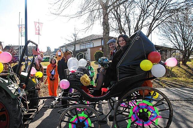 Bild 19: Fasnacht in Mühlingen: Umzug, Narrenkutsche und Spaß für Kinder bei der Sunnelöscherzunft!