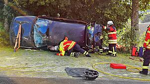 Der Hausmeister der Schule hatte einen Unfall, war eingeklemmt und musste gerettet werden – so die Übungsannahme