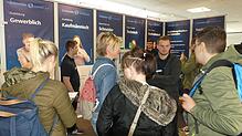 Intensive Beratung für junge Leute gibt es, wie hier am Stand der Firma Schneider Schreibgeräte, bei der Ausbildungsmesse Jams.. Bild: ...