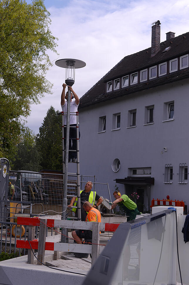 Letzte Handgriffe: Die Beleuchtung wird montiert.