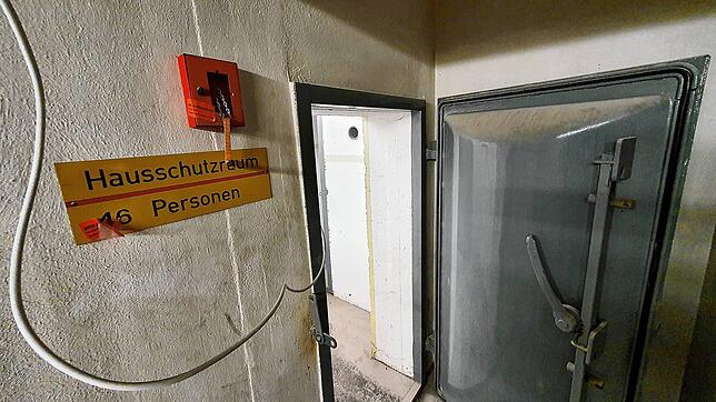 Massive Eingangstür zum kleinen Luftschutzbunker.