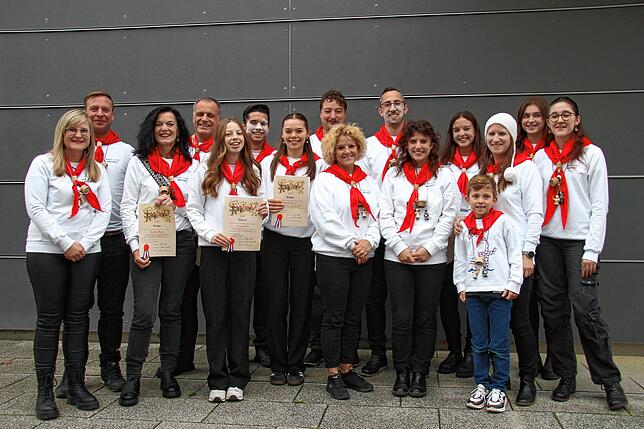 Die 16 der 19 Neuen der Narro-Zunft Waldshut (von links): Melanie und Mike Mallinowski, Renate und Rainer Tögel, Lara Keller, Lukas ...
