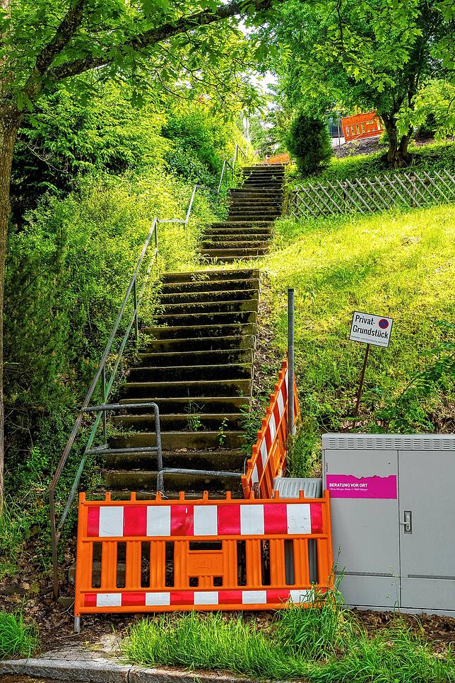 Unebene, verschobene Stufen, ein teilweise wackliges und krummes Geländer sowie ein instabiler Untergrund: die Liste der Mängel der ...
