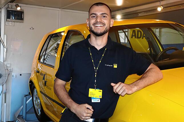 Lasse Jenkner ist ADAC Handelsvertreter auf der Südwestmesse. Dort steuert er den Überschlagsimulator.