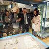 Auch Regierungsrat Alex Hürzeler (Mitte) sah sich bei der Jubiläumsfeier des Sauriermuseums Frick um, Ausgrabungsleiter Ben Pabst führte ...
