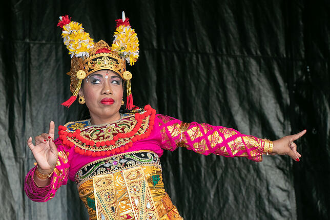 Schöne Folklore: Nyoman Horpini-Rutzer führte einen echten indonesischen Balinese-Tanz auf.