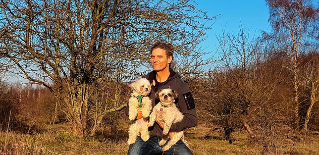 Bernd Lambrecht genießt mit Hunden die Frühlingssonne.