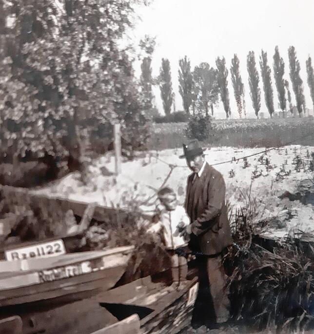 Vor dem Kirchgang am Sonntag: Heinz Keller mit seinem Großvater, der ihm ein Ersatzvater war. Das Bild müsse an einem Sonntag entstanden ...