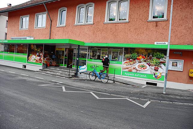 Im Lebensmittelmarkt mitten im Dorf gibt es alles, was die Haushalte brauchen und er ist darüber hinaus ein sozialer Treffpunkt.