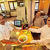 Der Küchen- und Mensa-Chef der Waldorfschule Überlingen, Christoph Zickmantel (von links), gibt das vegetarische Mittagessen an Elena ...
