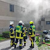 Lagesbesprechung der Feuerwehrleute während des Brandes in der Max-Stromeyer-Straße 7 am 1. September.