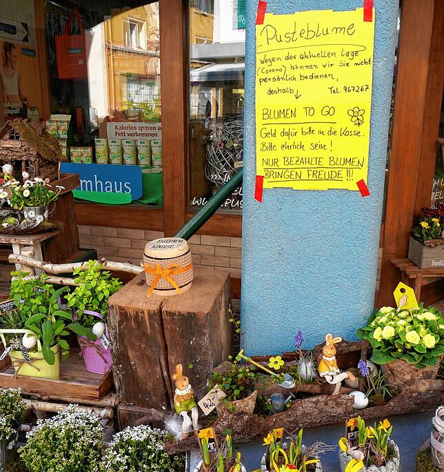 Schließung per Gesetz: Die &bdquo;Pusteblume&ldquo; in der Tiengener Fußgängerzone bietet aktuell als Notlösung &bdquo;Blumen to ...