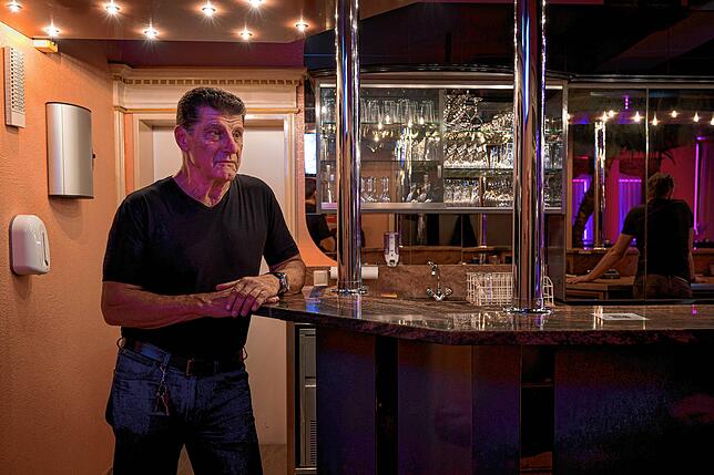 Roger Simon steht an der Bar seines Clubs. „Durch das Prostituiertenschutzgesetz und durch die Schließung der Bordelle werden die ...