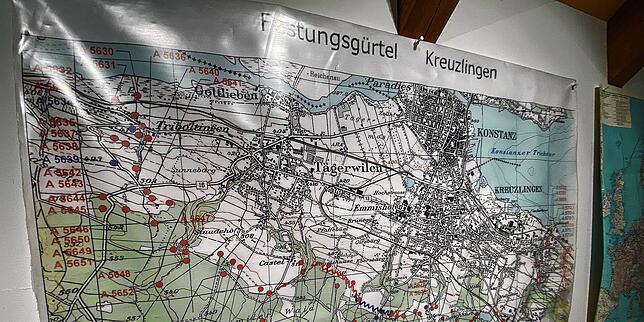 Eine Karte an der Wand zeigt, wie die Bunkeranlagen rund um Kreuzlingen angeordnet sind.