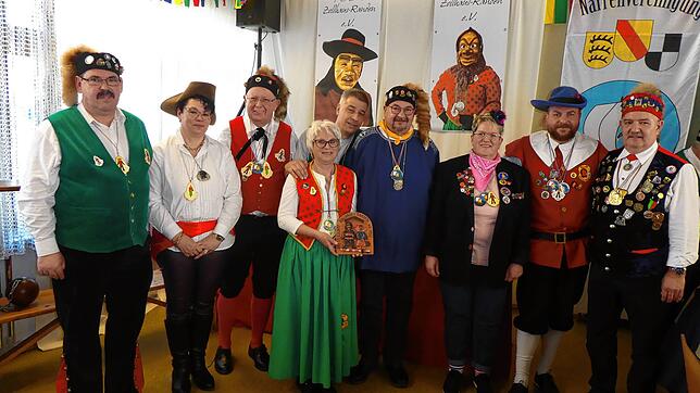 Pfetzer-Zunftmeister Oliver Blank (links) und Landvogt Raily Mink (rechts) ehren (von links) Birgitt Fischer, Ernst Storsberg, Ulla ...