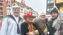 Die Engener Gäste Bernhard Maier (links), Hubert Kessler (zweier von rechts) und Bürgermeister Frank Harsch (rechts) im elsässischen ...