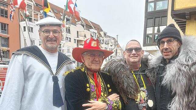 Die Engener Gäste Bernhard Maier (links), Hubert Kessler (zweier von rechts) und Bürgermeister Frank Harsch (rechts) im elsässischen ...