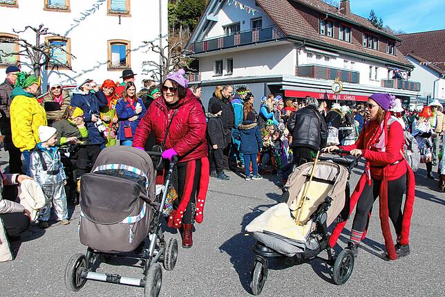 Bild 29: Groß und Klein feiern den Familienumzug am Fasnetssunndig
