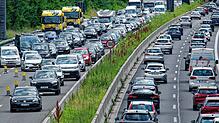 In den kommenden Tagen müssen sich Autofahrer in Baden-Württemberg auf viele Staus einstellen. ADAC-Experte Holger Bach rät, in ...