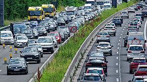 In den kommenden Tagen müssen sich Autofahrer in Baden-Württemberg auf viele Staus einstellen. ADAC-Experte Holger Bach rät, in ...