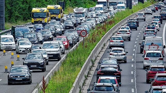 In den kommenden Tagen müssen sich Autofahrer in Baden-Württemberg auf viele Staus einstellen. ADAC-Experte Holger Bach rät, in ...