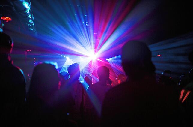 ARCHIV – 27.08.2016, Berlin: Menschen tanzen in einem Club. Berliner Clubs sehen wegen der Ausbreitung des Coronavirus ihre ...