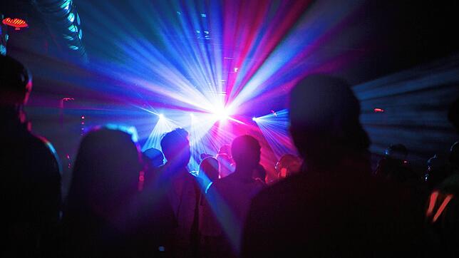 ARCHIV &ndash; 27.08.2016, Berlin: Menschen tanzen in einem Club. Berliner Clubs sehen wegen der Ausbreitung des Coronavirus ihre ...