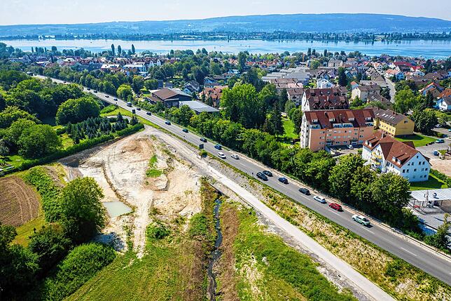 Die Umleitungsstraße wird nördlich der alten B33 gebaut, im Bild unterhalb der Bundesstraße.