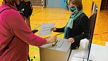 So wie hier in Dettingen am 27. September wird in den Wahllokalen nicht nur die Stimmenabgabe überwacht, sondern auch das Einhalten der ...