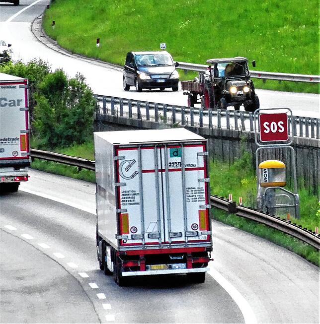 Auf der Landstraße direkt an der Brennerautobahn entlang führt der Weg nach Kroatien