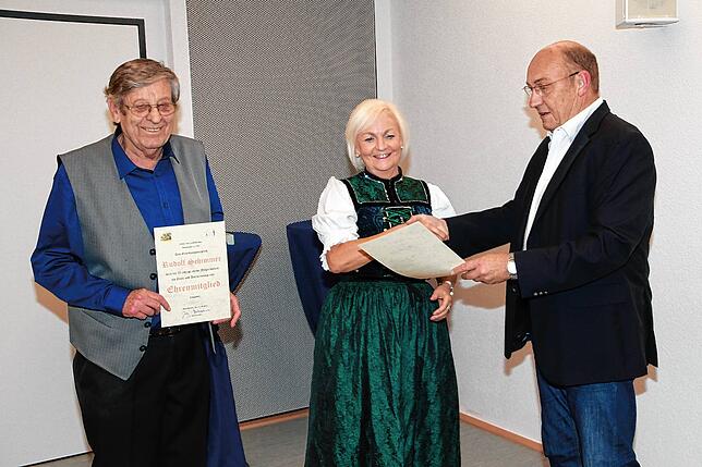 Vorsitzender Rudi Schimmer (von links) und Schriftführerin Manuela Götz sind jetzt Ehrenmitglieder des Heimat- und Geschichtsvereins ...