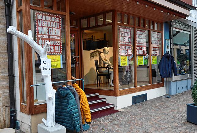 Alles muss raus! Das Bekleidungshaus Kappeler schließt am 1. April nach 102 Jahren. Ab Anfang Mai werden hier Fahrräder verkauft. Bild: ...