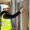 Roman Pfeifer, Architekt bei der Spitalstiftung, führt durch die Baustelle Sierenmoos-Süd. In Haus 1 beginnt nun der Innenausbau.