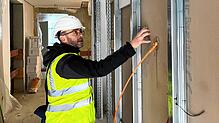 Roman Pfeifer, Architekt bei der Spitalstiftung, führt durch die Baustelle Sierenmoos-Süd. In Haus 1 beginnt nun der Innenausbau.