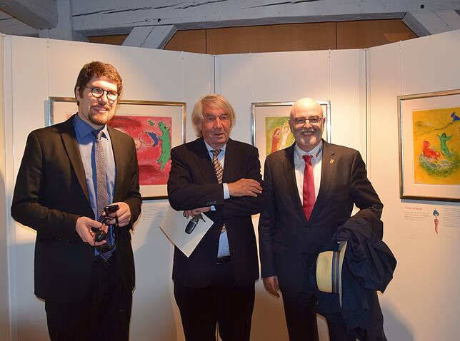 Museumsleiter Johannes Waldschütz (links), Chagall-Experte Roland Doschka (Mitte), Bürgermeister Rainer Stolz laufen gemeinsam durch die ...