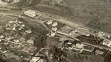 Verlegt: Um die Bundesstraße an der Firma Weck (Mitte) und am Pfeilhof (unten rechts) vorbei zu führen, musste 1977 Richtung Kreuzmatt ...