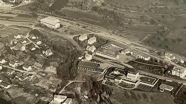Verlegt: Um die Bundesstraße an der Firma Weck (Mitte) und am Pfeilhof (unten rechts) vorbei zu führen, musste 1977 Richtung Kreuzmatt ...