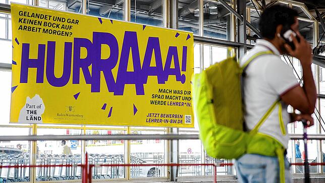 Der Stein des Anstoßes: Dieses Plakat (aufgenommen am 1. August 2023 am Flughafen Stuttgart) erzürnte die Lehrer im Südwesten. Jetzt hat ...
