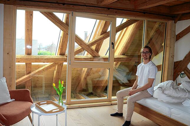 Der Ökonomieteil, das jetzige Gästehaus, bekommt in seine leere Hülle ein neues Haus eingebaut. Die Verbindung zwischen Alt und Neu ist ...